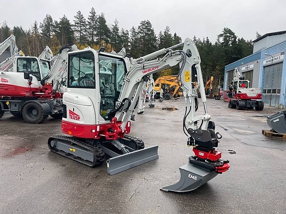 Takeuchi TB 325 R 4 of 5