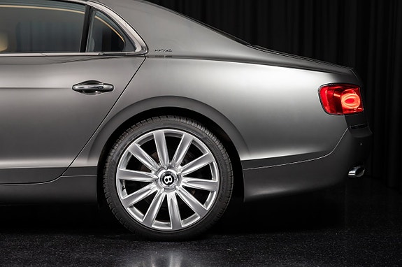 Bentley Flying Spur 10 of 30