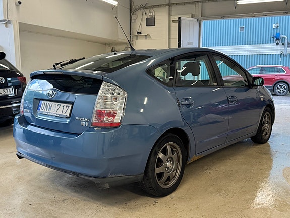 Toyota Prius 5 of 5