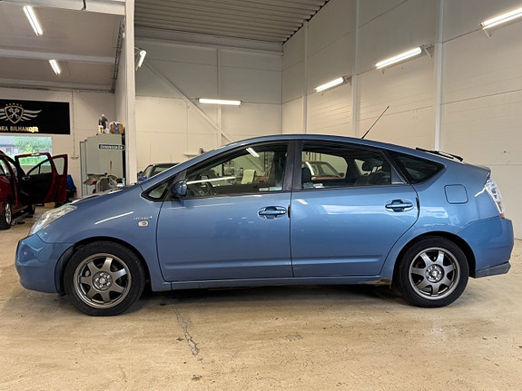 Toyota Prius 2 of 5