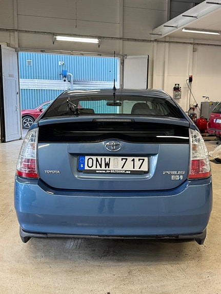 Toyota Prius 4 of 5
