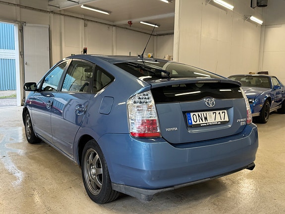 Toyota Prius 3 of 5