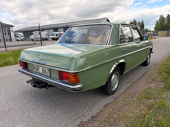 Mercedes-Benz 200 2 of 5