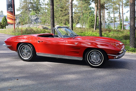 Chevrolet Corvette 2 of 5