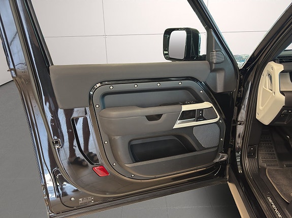 Land Rover Defender 90 16 of 24