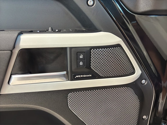 Land Rover Defender 90 19 of 24