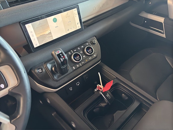 Land Rover Defender 90 21 of 24