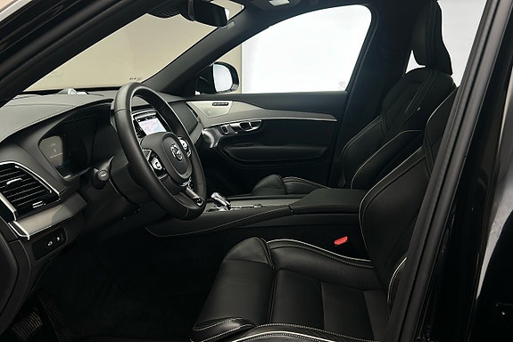 Volvo XC90 10 of 30