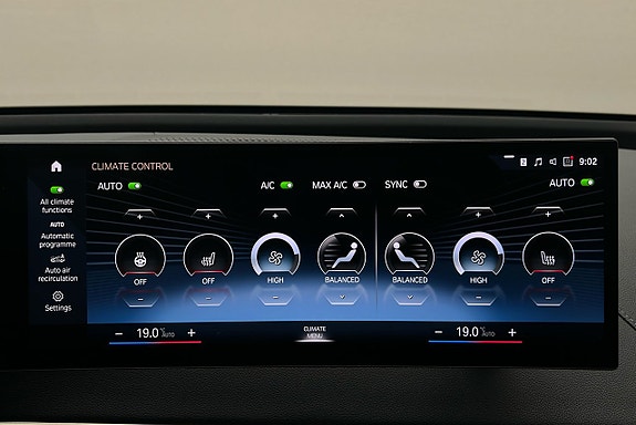 BMW iX 20 of 28
