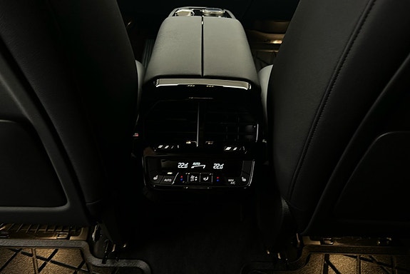 BMW iX 22 of 28