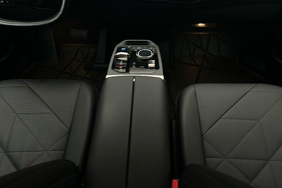 BMW iX 9 of 28