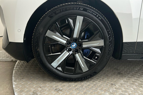 BMW iX 12 of 28