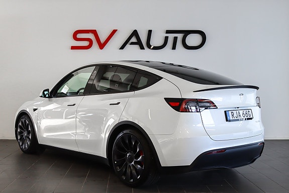 Tesla Model Y 4 of 5