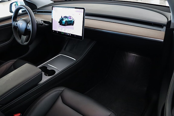 Tesla Model Y 12 of 16