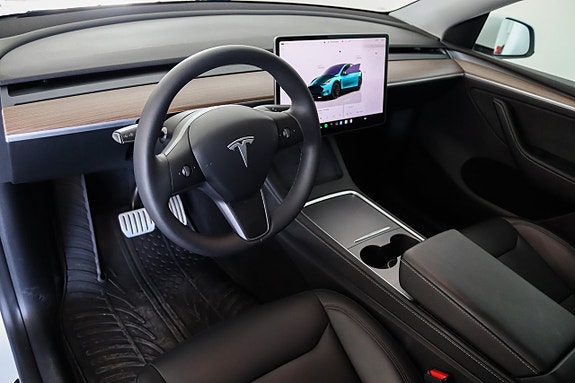 Tesla Model Y 8 of 16