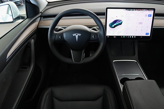 Tesla Model Y 10 of 16
