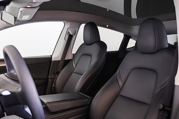 Tesla Model Y 7 of 16
