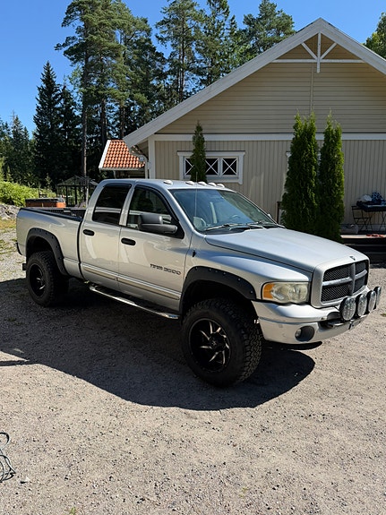 Dodge RAM 3500 3 of 5