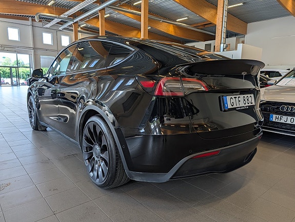 Tesla Model Y 6 of 18