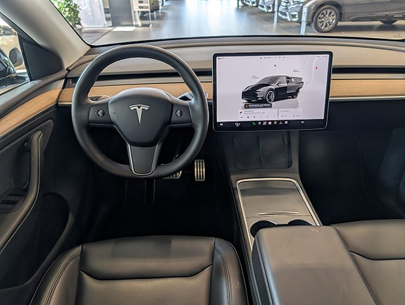 Tesla Model Y 12 of 18