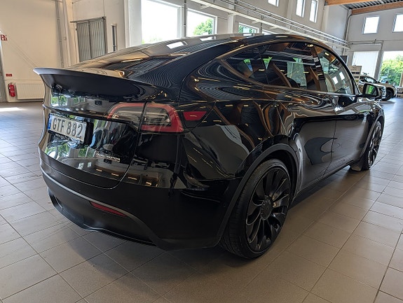 Tesla Model Y 7 of 18