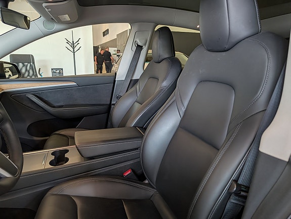 Tesla Model Y 14 of 18