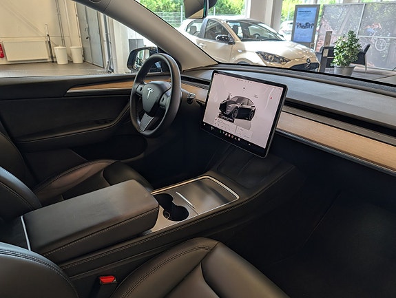Tesla Model Y 15 of 18