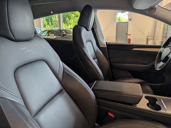 Tesla Model Y 16 of 18