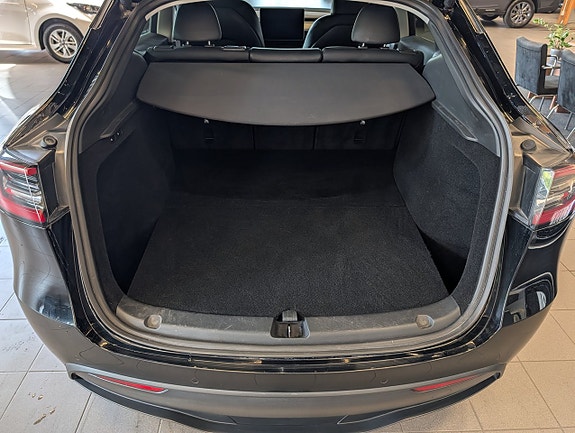 Tesla Model Y 8 of 18
