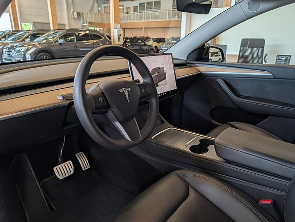 Tesla Model Y 13 of 18