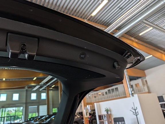 Tesla Model Y 9 of 18