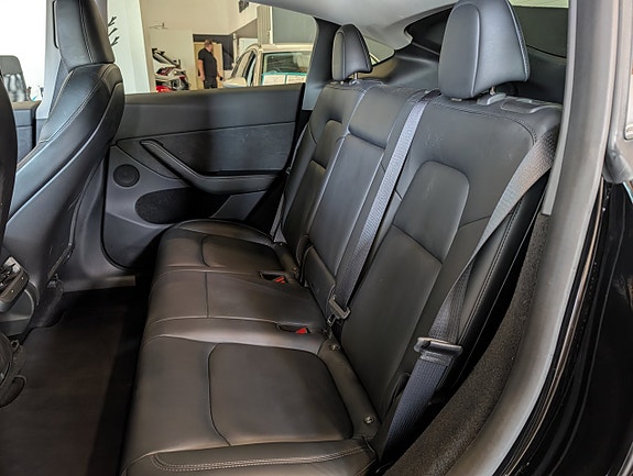 Tesla Model Y 10 of 18