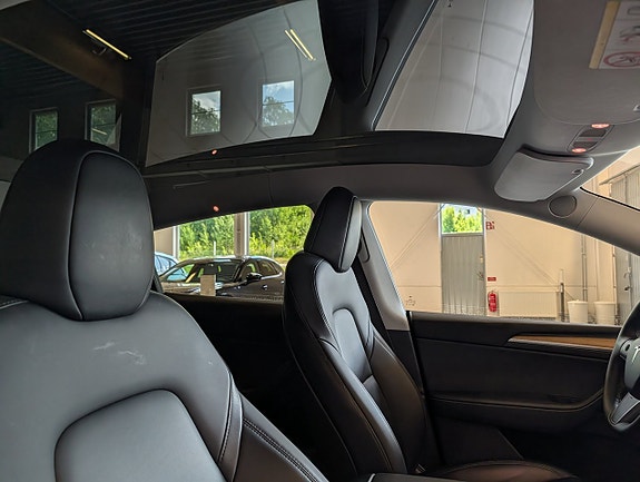 Tesla Model Y 17 of 18