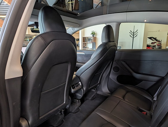 Tesla Model Y 11 of 18