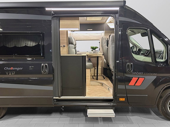CHALLENGER V217 SPORT 180HK AUTOMAT Långbädd ADAPTIV FARTHÅLLARE # DIESELVÄRMARE # 4 of 30