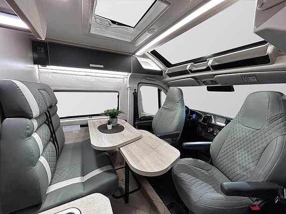 CHALLENGER V217 SPORT 180HK AUTOMAT Långbädd ADAPTIV FARTHÅLLARE # DIESELVÄRMARE # 10 of 30