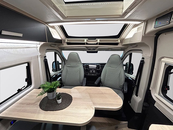 CHALLENGER V217 SPORT 180HK AUTOMAT Långbädd ADAPTIV FARTHÅLLARE # DIESELVÄRMARE # 12 of 30