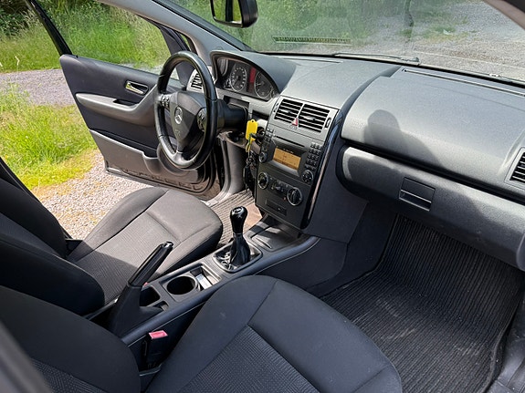 Mercedes-Benz A170 4 of 5