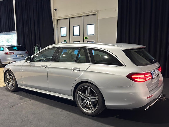 Mercedes-Benz E220 3 of 5
