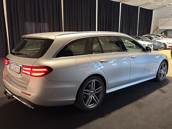 Mercedes-Benz E220 4 of 5