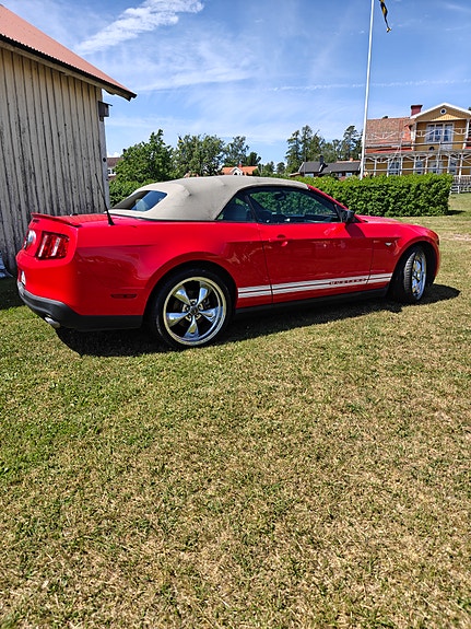 Ford Mustang 3 of 5