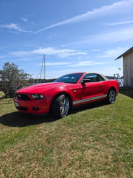 Ford Mustang 2 of 5