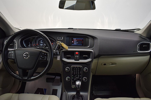 Volvo V40 8 of 22