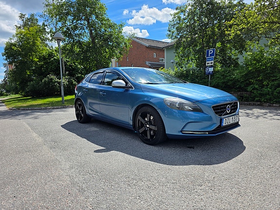 Volvo V40 2 of 27