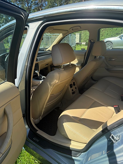 BMW 325i 3 of 5