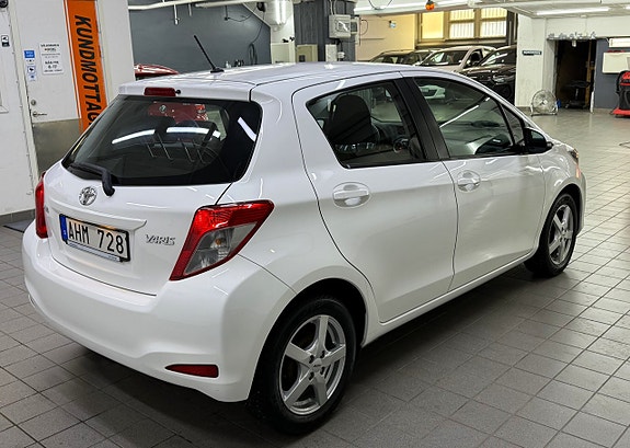 Toyota Yaris 5 of 19