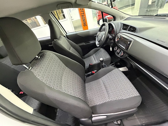 Toyota Yaris 12 of 19