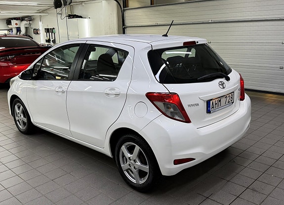 Toyota Yaris 3 of 19