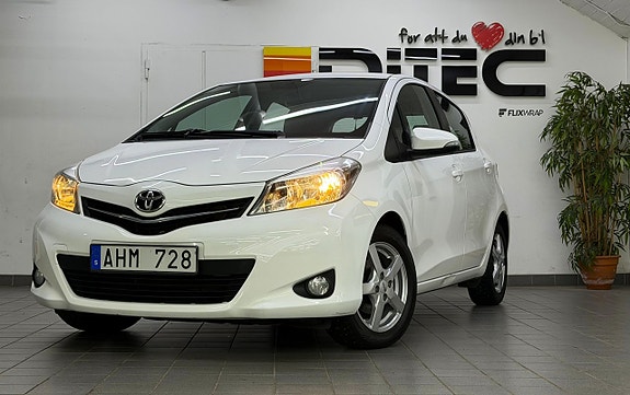 Toyota Yaris 2 of 19
