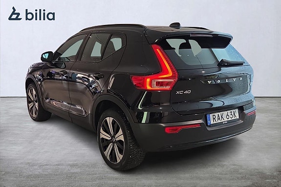 Volvo XC40 2 of 5